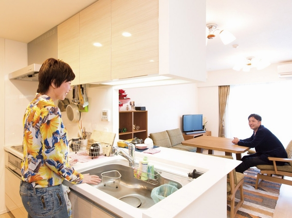 "Since the kitchen is also easy to use, It is very fun housework. Since the flow and work space is also wide, We various things are proceeding at the same time. Since the husband also like to make the dishes, I am happy the size of a kitchen knife can be used in Futari "(K's house kitchen)