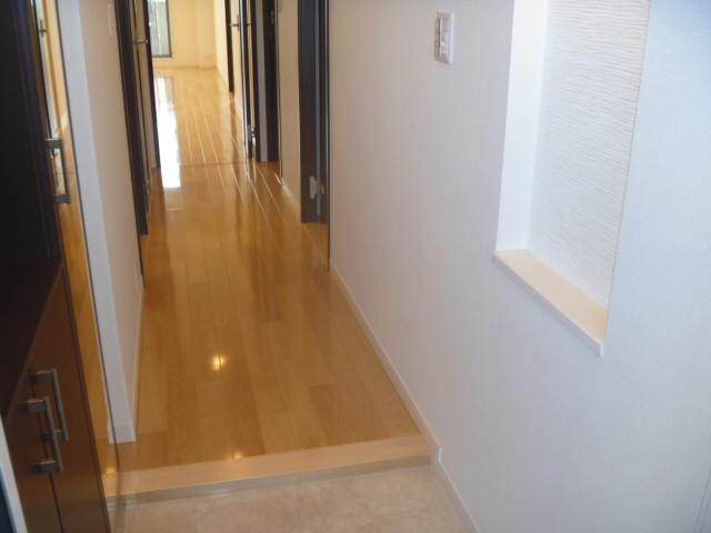 Entrance. Wide entrance.