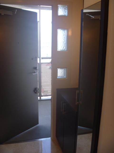 Entrance. Rich shoe box.