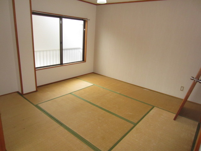 Living and room. Wide 8 quires of Japanese-style room!