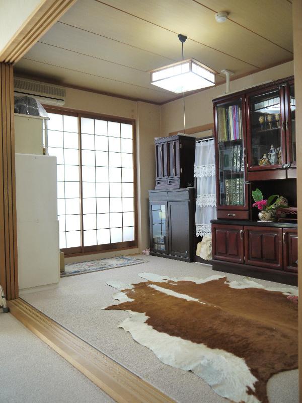 Non-living room. Is a Japanese-style living room More