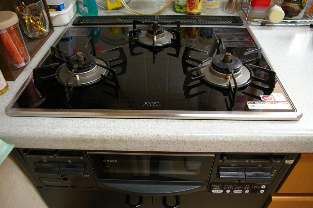 Kitchen. 3-neck is a stove
