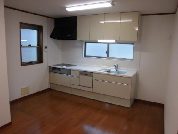 Kitchen. Stove IH heater, Water purification function shower faucet, Dishwasher dryer, Artificial marble counters and sinks, Slide is a type high-spec of the system kitchen drawer storage and Itare Ri Tsukuseri of.