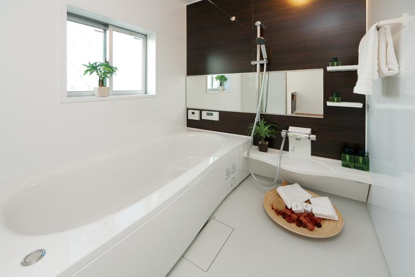 Bathroom. Spacious 1 pyeong type of room bathtub. It will produce a comfortable bath time.