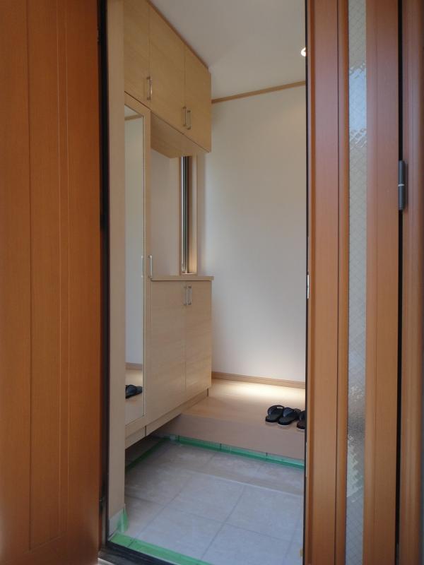 Entrance. Shoes BOX is also widely useful.