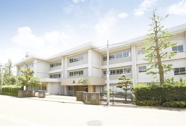 Primary school. Municipal Kugo until elementary school 520m