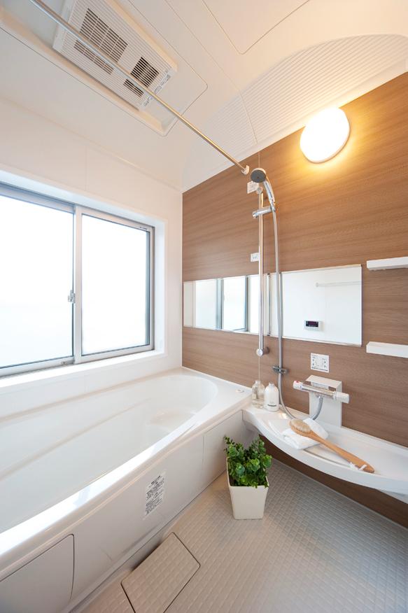 Bathroom. Daylighting ・ Excellent bathroom ventilation. Precisely because the city is located in the hills, Maintain the cleanliness of every day is pleasant breeze. Indoor (March 2012) shooting