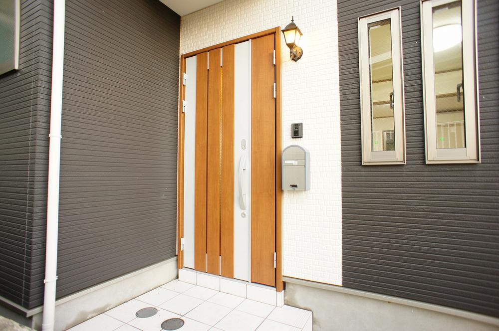 Entrance. Local (12 May 2013) Shooting, It is the entrance door.