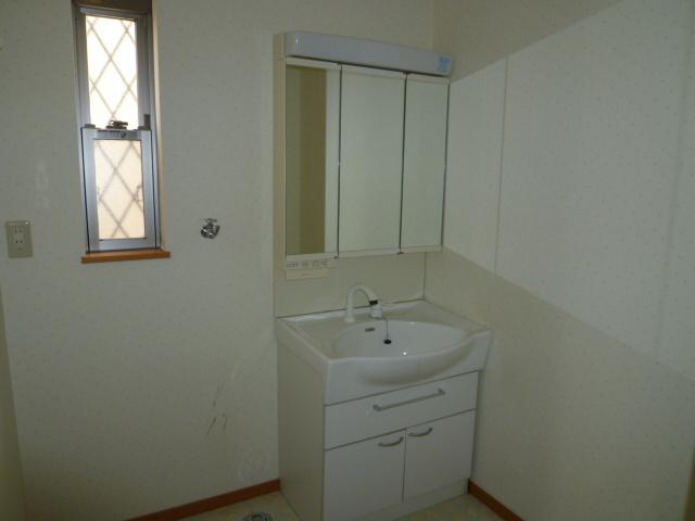 Wash basin, toilet. Washbasin with convenient three-sided mirror