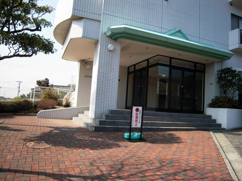Local appearance photo. Entrance is a picture.