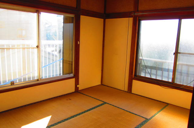 Other room space. Bright rooms