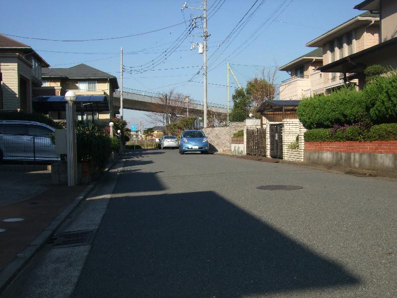 Local photos, including front road. Compartment organized streets. Front is 6m public road. 