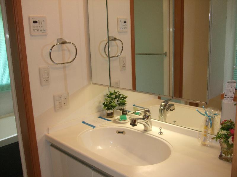 Wash basin, toilet. It is the washstand of easy-to-use three-sided mirror in the wide. 
