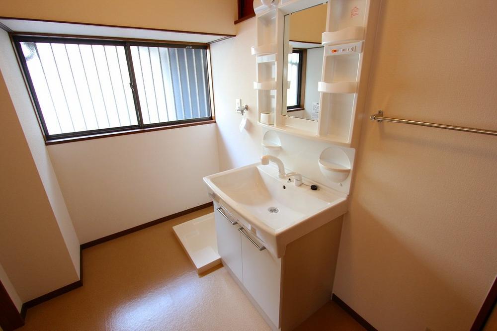 Wash basin, toilet. Indoor (10 May 2013) Shooting