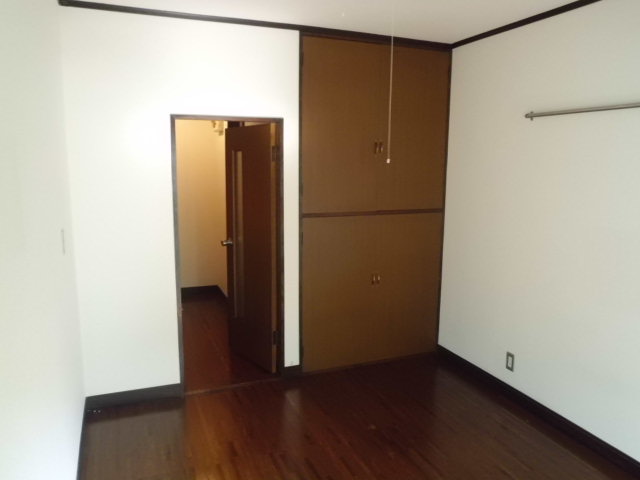 Other room space. Storage is large! Door closed between the room and the kitchen (* ^ _ ^ *)