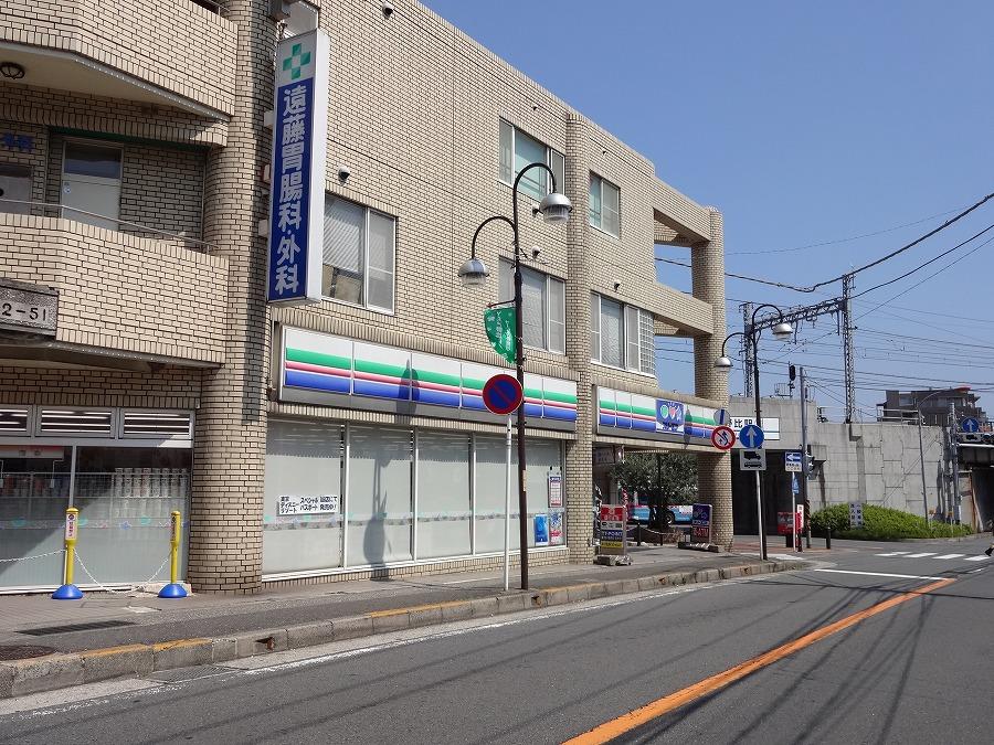 Convenience store. Three F extends to the front of the station shop 460m