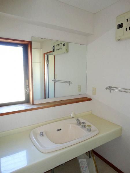 Wash basin, toilet