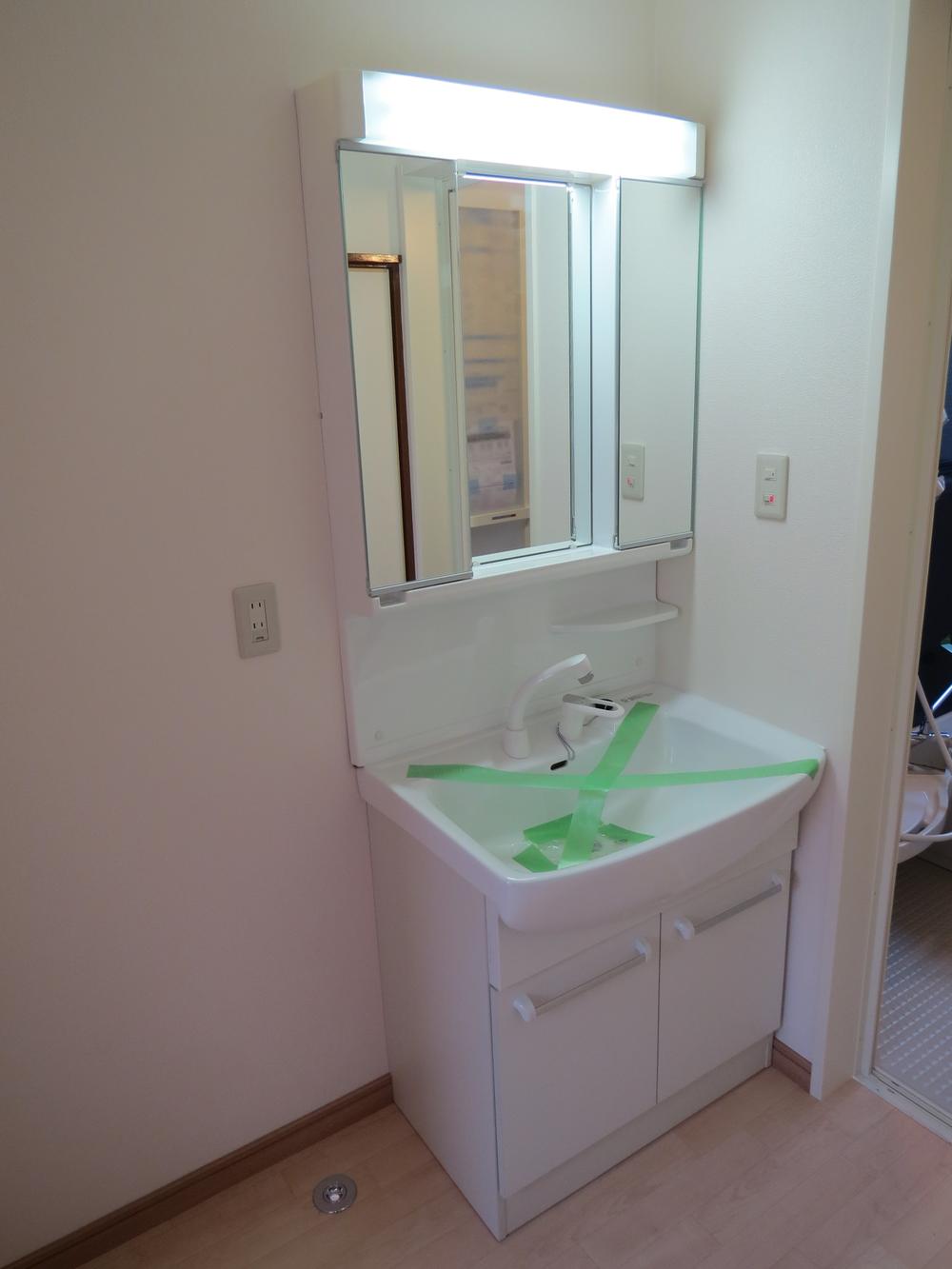 Wash basin, toilet. Room (May 2015) Shooting