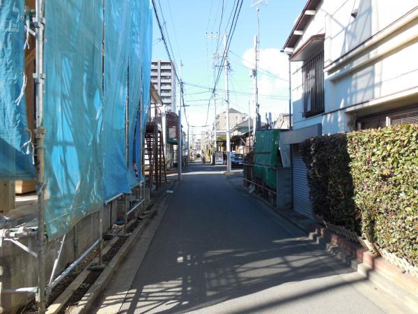 Local photos, including front road. 9 minutes in the flat to the station! It is the nearest convenient Odakyu line access to the city center!