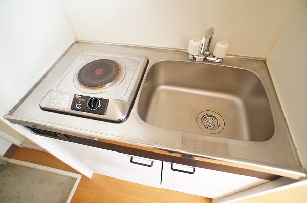 Kitchen. 1-neck electric stove kitchen.