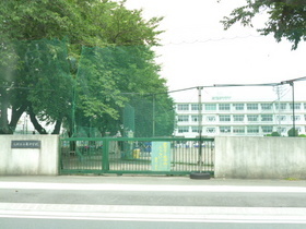 Junior high school. 645m to the east, junior high school (junior high school)