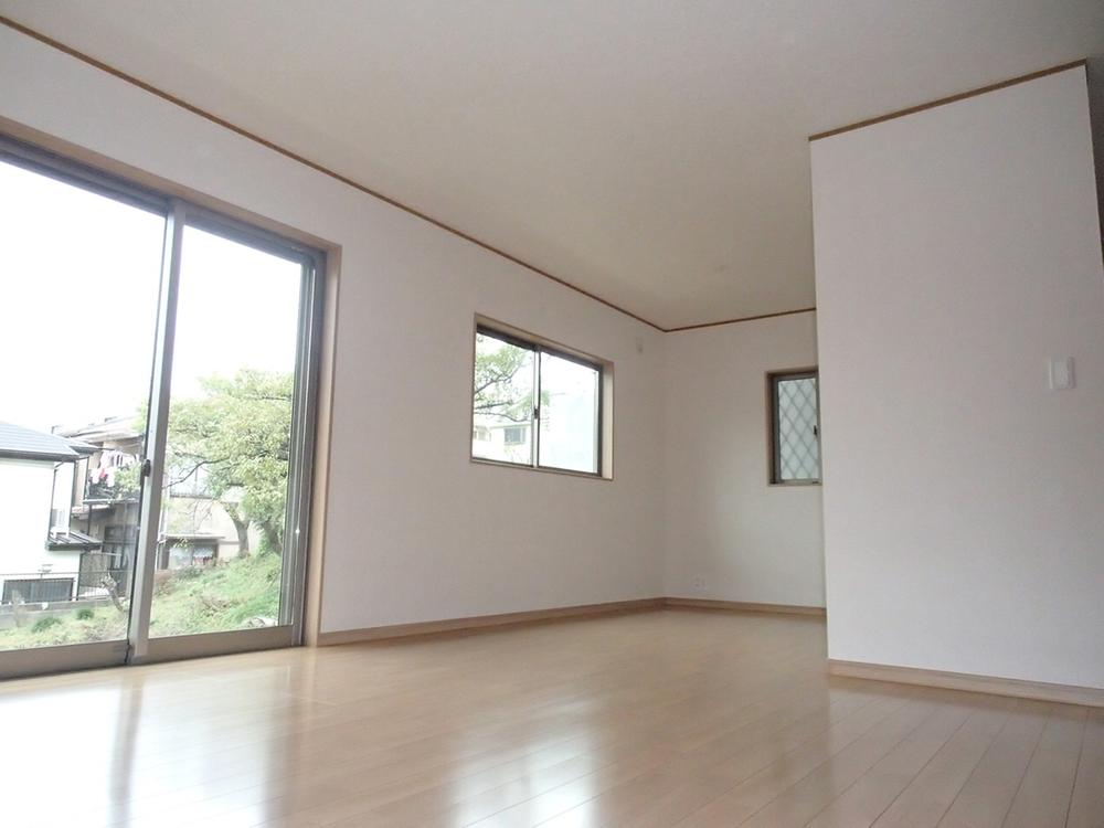 Living. Bright living. (3 Building)