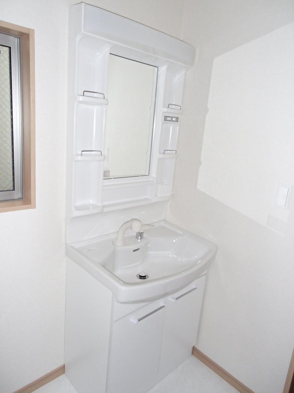 Wash basin, toilet. It is a wash basin with a convenient shower function. (3 Building)