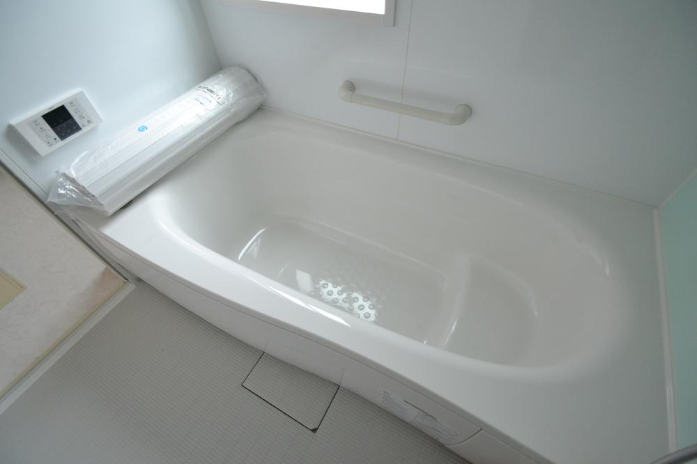 Bathroom. This large unit bus which can be bath to extend the foot. Please heal tired of the day with a warm bath.