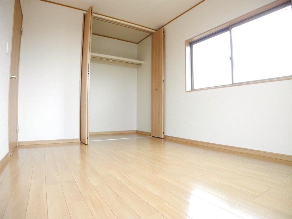 Non-living room. It is a big bright room of the window. Please as the main bedroom. (3 Building)