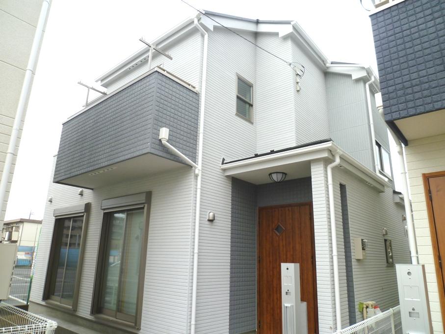 Local appearance photo. Building 2