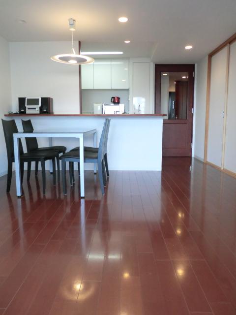 Living. Bright living (2013 February shooting)