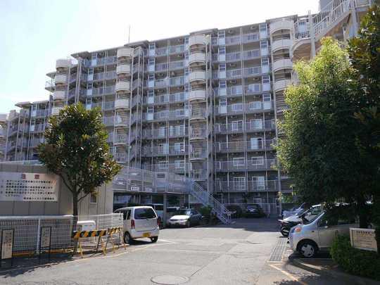 Local appearance photo. Southeast ・ It is a good renovation completed apartments per sun on two sides balcony. It has also been ensured privacy with the entrance porch.