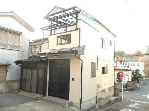 Local appearance photo. Appearance from the east side. outer wall ・ Already Roof Coatings.