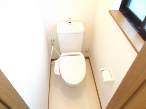 Toilet. There is also a toilet on the second floor. Toilet new goods exchange with hot-water heating toilet seat, Cemented floor cushion floor, Already in place Paste Cross.