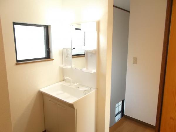 Other introspection. There is also a wash basin on the second floor. Washstand new goods exchange settled with shower.