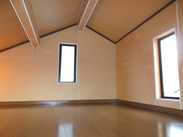 Other introspection. There is attic storage on the second floor Western-style.