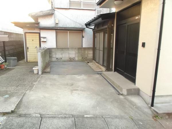 Parking lot. Parking space for 1 vehicle.