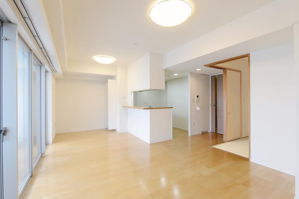 Living. Indoor (September 2013) Shooting Bright living room spread on the balcony face full ・ Dining is.