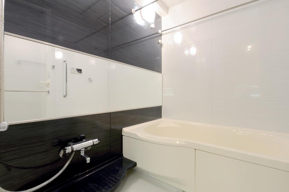 Bathroom. Indoor (September 2013) Shooting Tub glad also to elderly low-floor type. Also sitz bath because some sitting space in the bathtub.