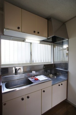 Kitchen. Kitchen storage wealth ☆ Two-burner gas stove installation OK the dishes get on