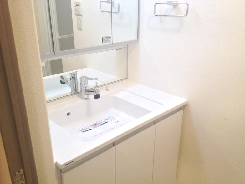 Wash basin, toilet. Local (12 May 2013) Shooting