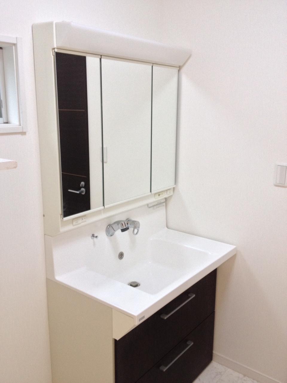 Wash basin, toilet. Shampoo vanity ! !