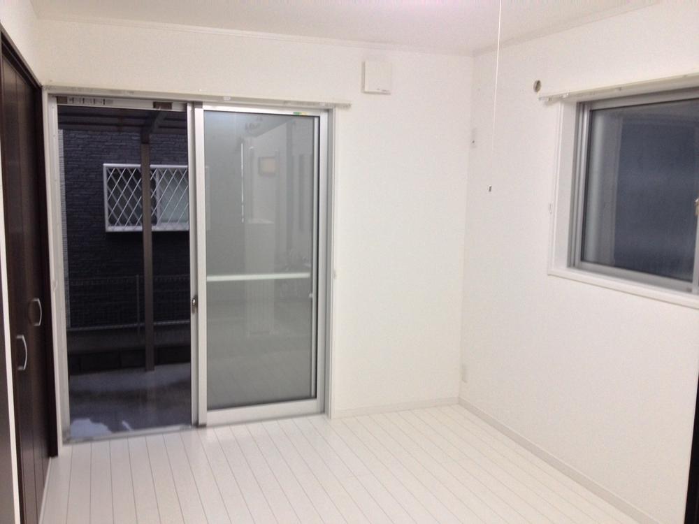 Non-living room. Bright room where the white tones! !