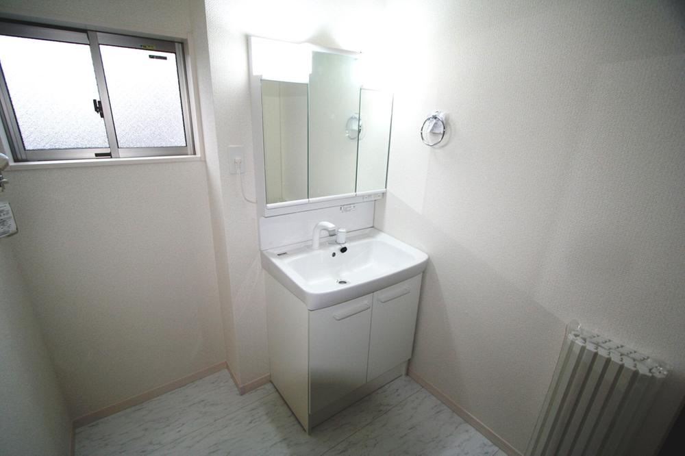 Wash basin, toilet. Local (12 May 2013) Shooting