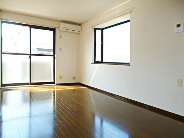 Living and room. Living is a two-sided lighting! Air conditioning in the living room ・ With bay window!