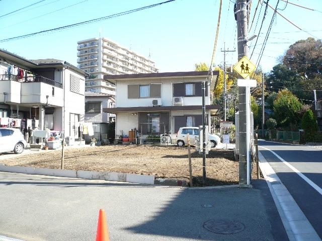 Local photos, including front road. Selling local