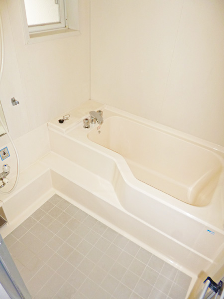 Bath. Spacious 1 tsubo bathroom! ! There is a window in the bathroom!
