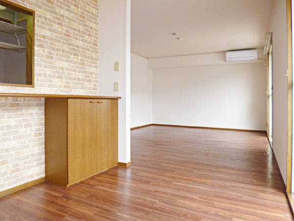 Living and room. Counter-type face-to-face kitchen!