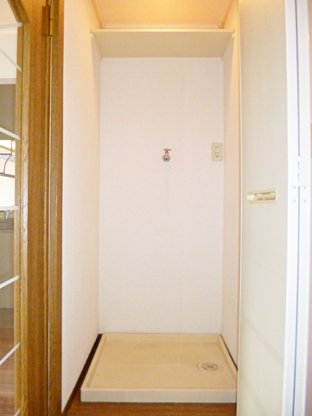 Other room space. There is a door to the washing machine yard!