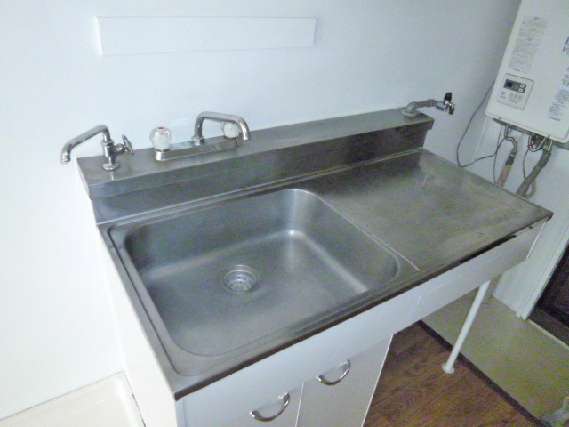 Kitchen. Washing place is widely dishwashing Hakadori you! It does not fly spray! 